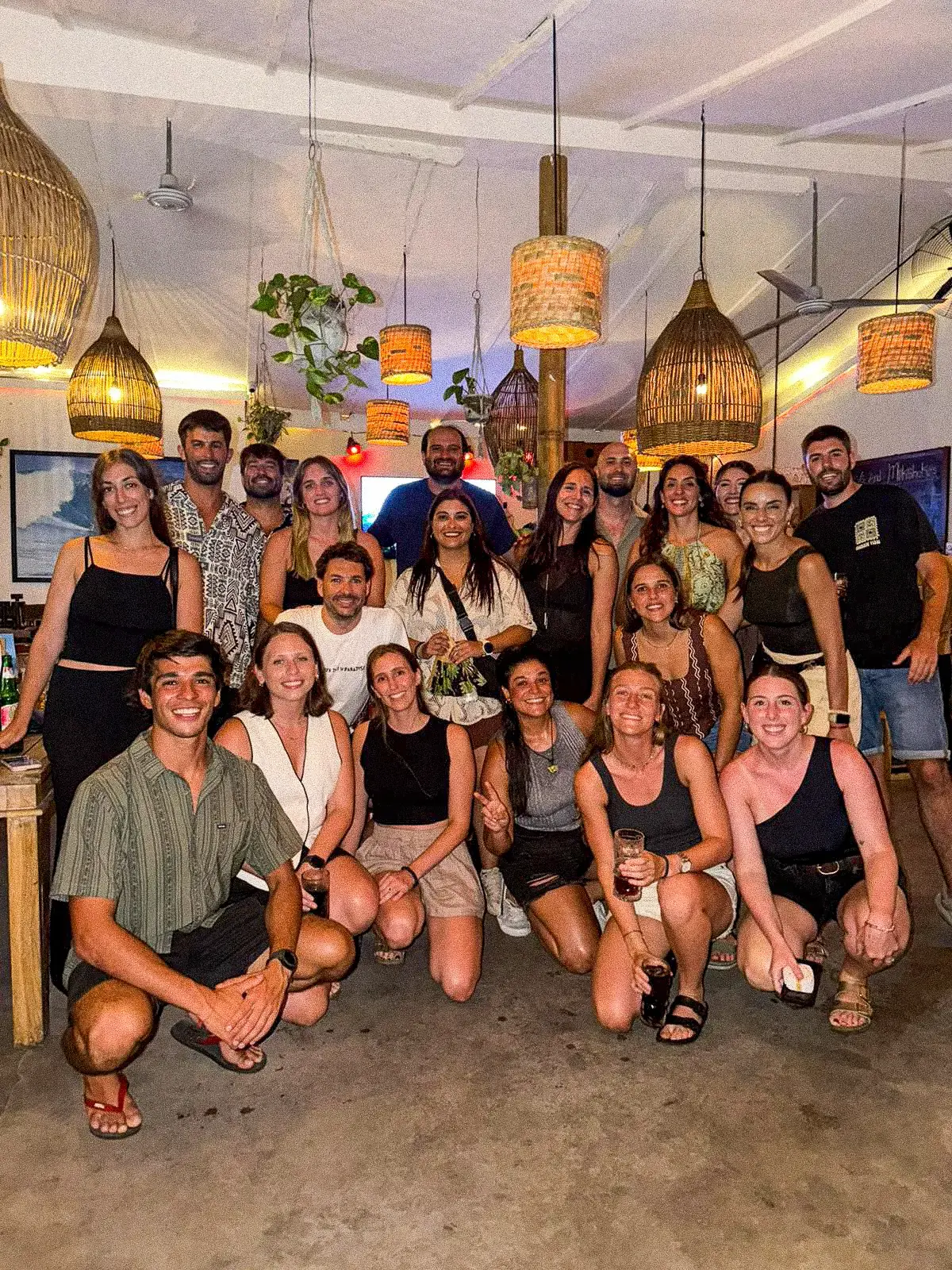 El grupo entero reunido para cenar, en un restaurante con lámparas de mimbre