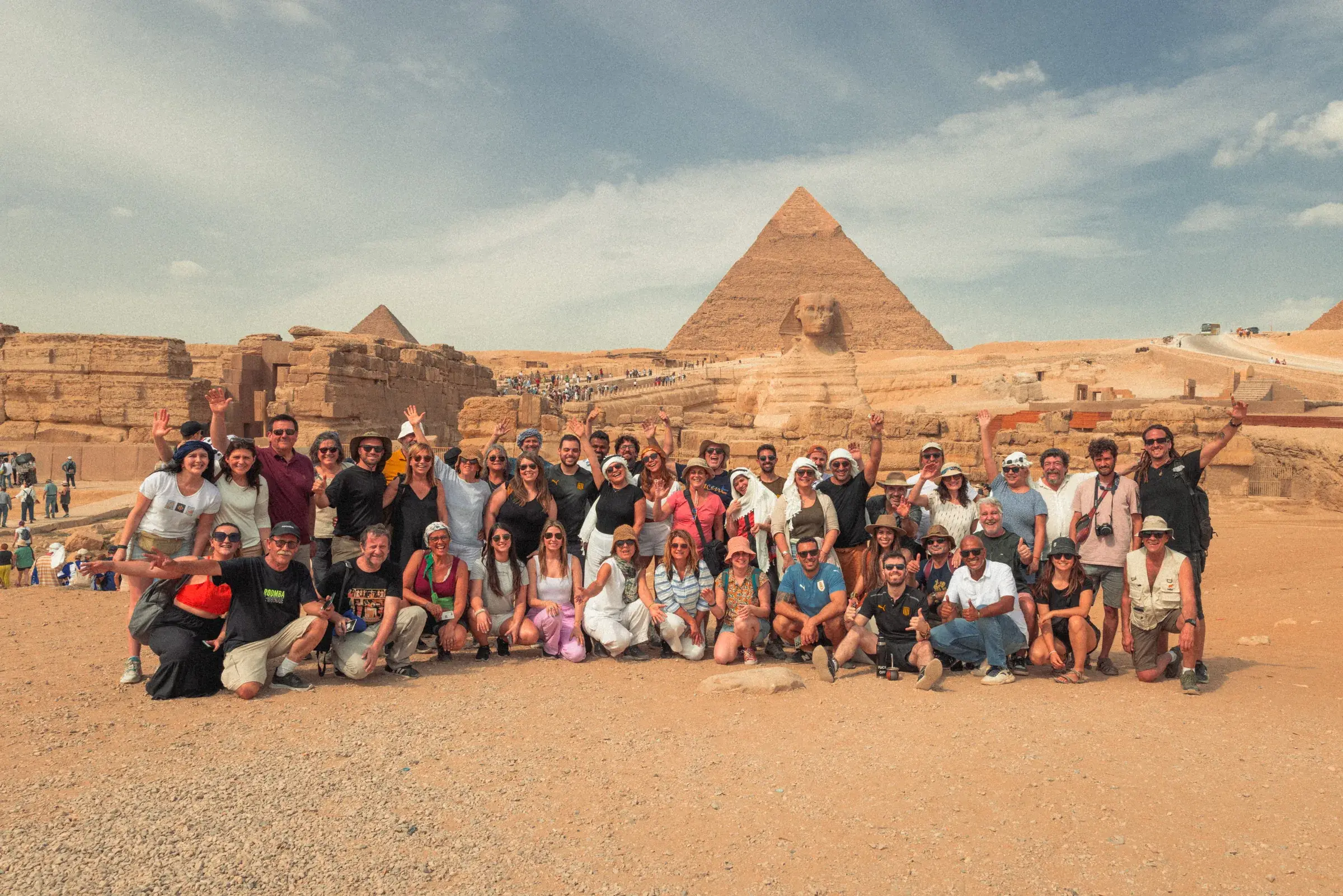 Grupo de viajeros de Toque & Toque frente a las pirámides de Guiza