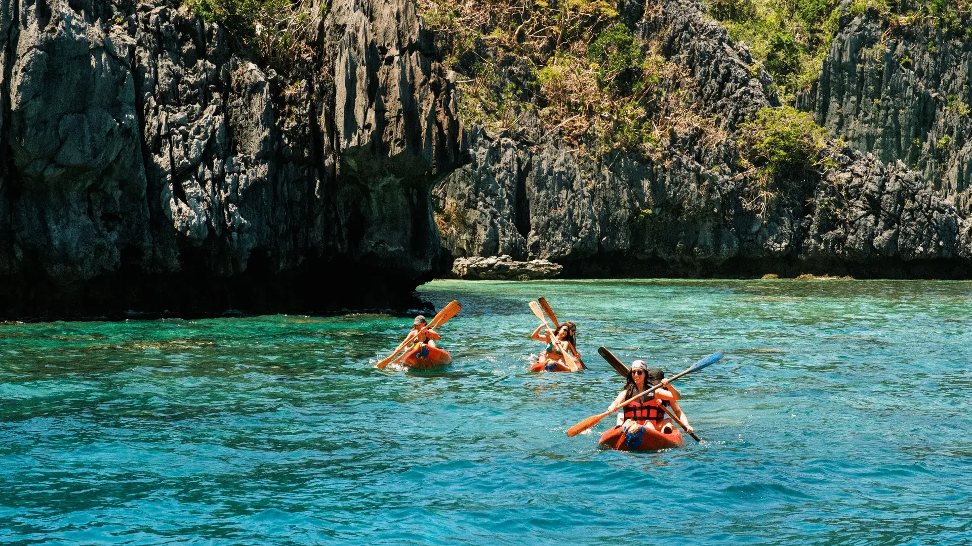 Viajeros en kayak entre los farallones de El Nido, en Filipinas