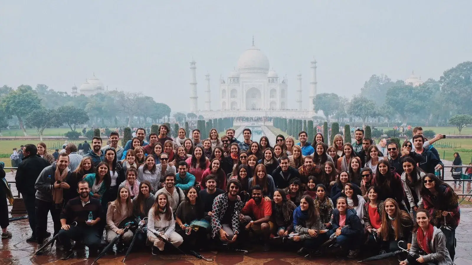 Grupo de Toque & Toque frente al Taj Mahal, en Agra