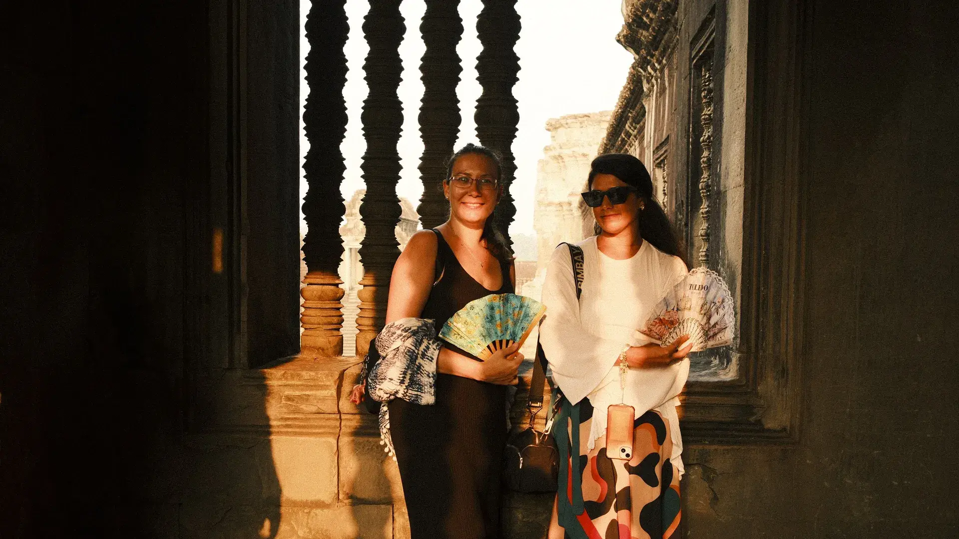 Dos viajeras con abanicos en un templo de Angkor, en Camboya