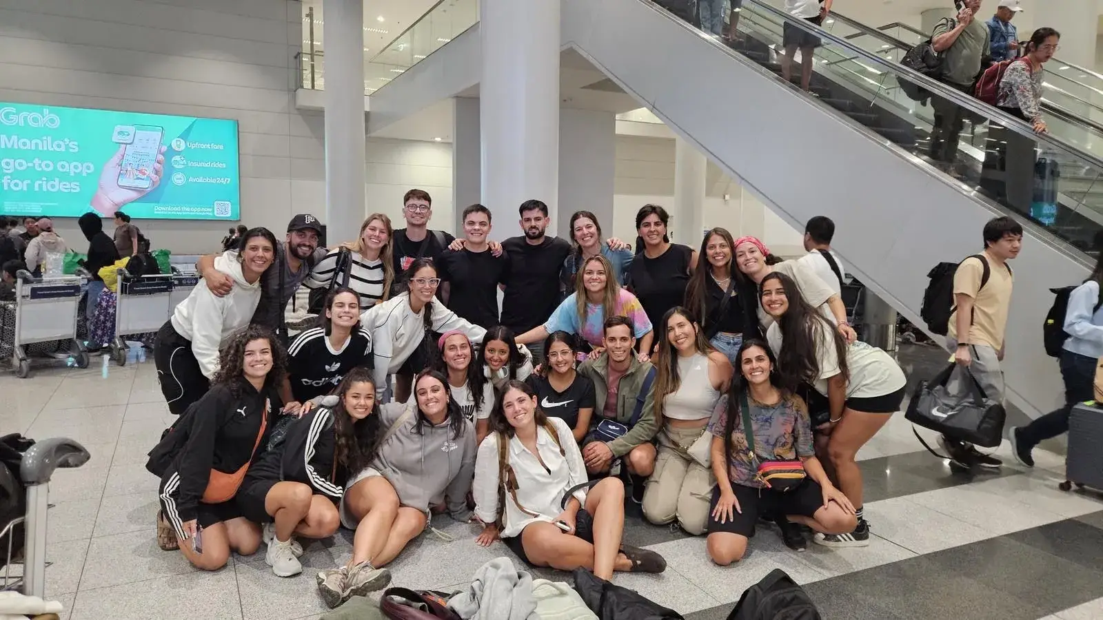 Grupo de mochileros recién llegado al aeropuerto de Manila