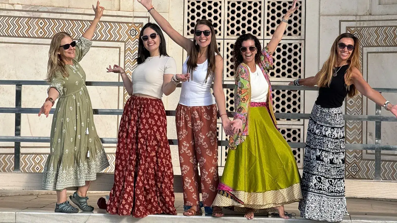Cinco viajeras posando con ropa india en el Taj Mahal