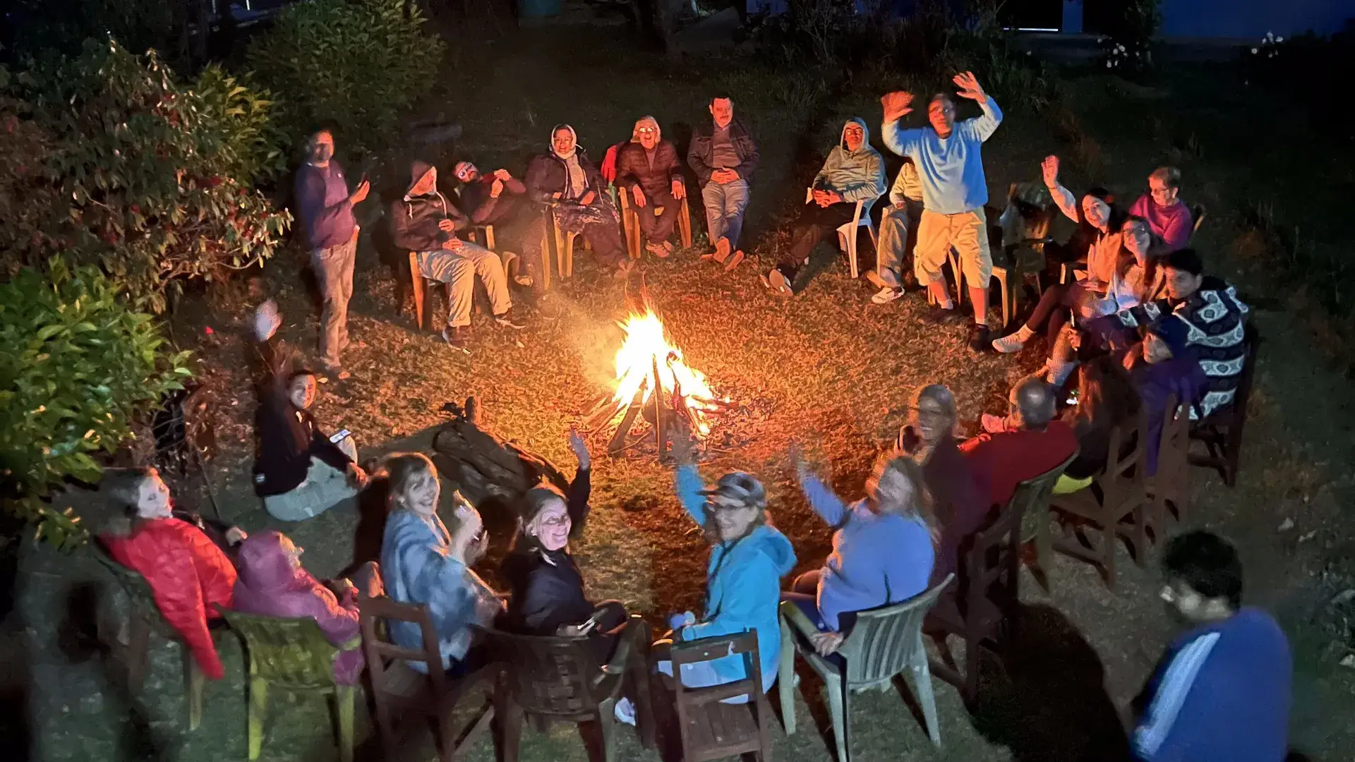 Grupo alrededor de un fogón, de noche