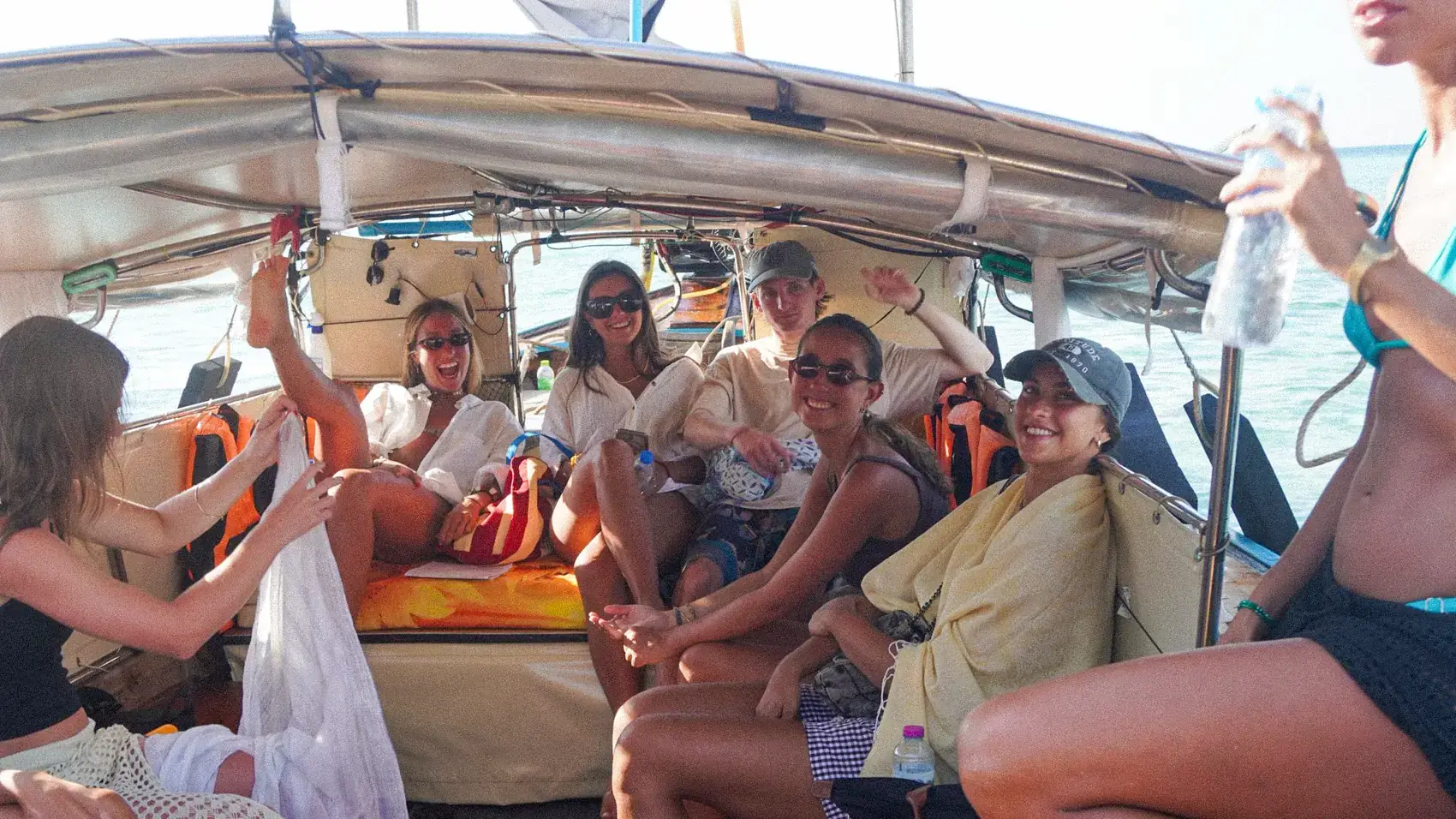 El grupo apretado dentro de un transporte, riéndose