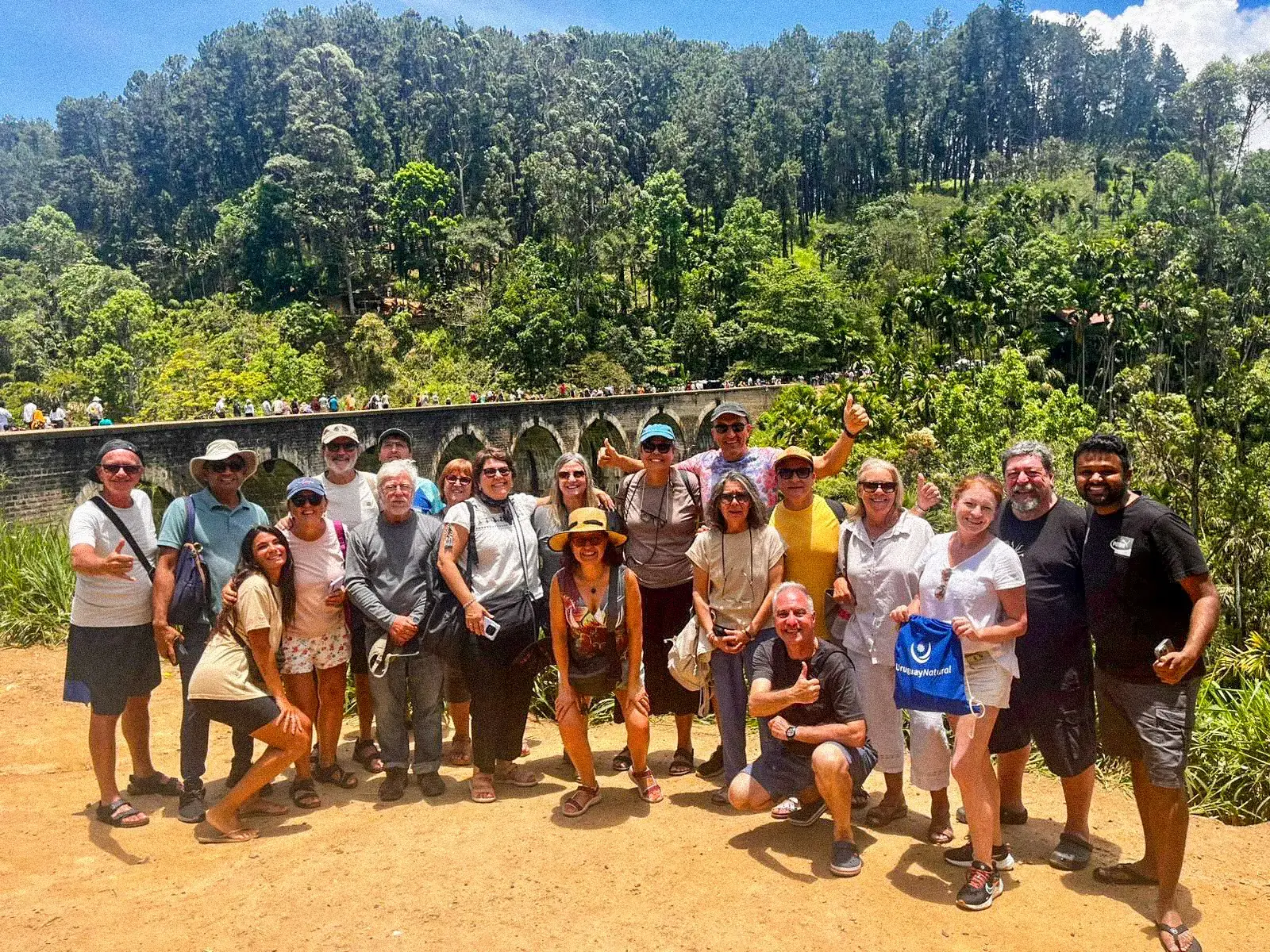 El grupo entero posando frente al puente de los Nueve Arcos, en Sri Lanka