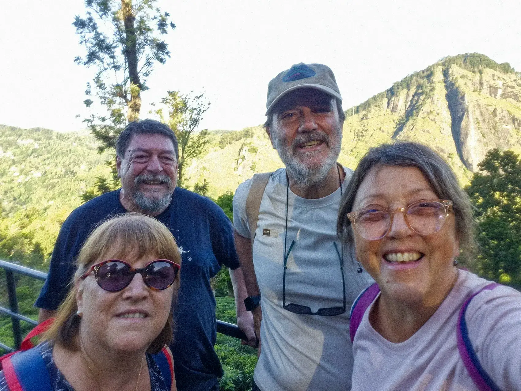 Tres viajeros en un mirador de montaña, durante un trekking en Sri Lanka