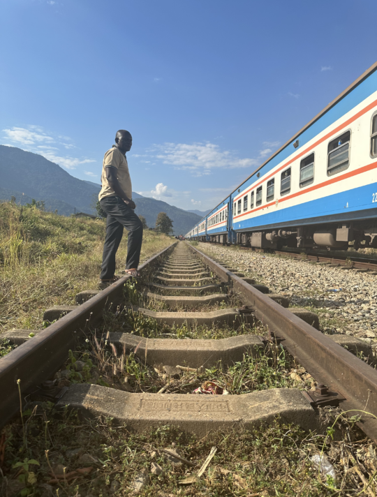 Africano cruzando las vías del tren tazara